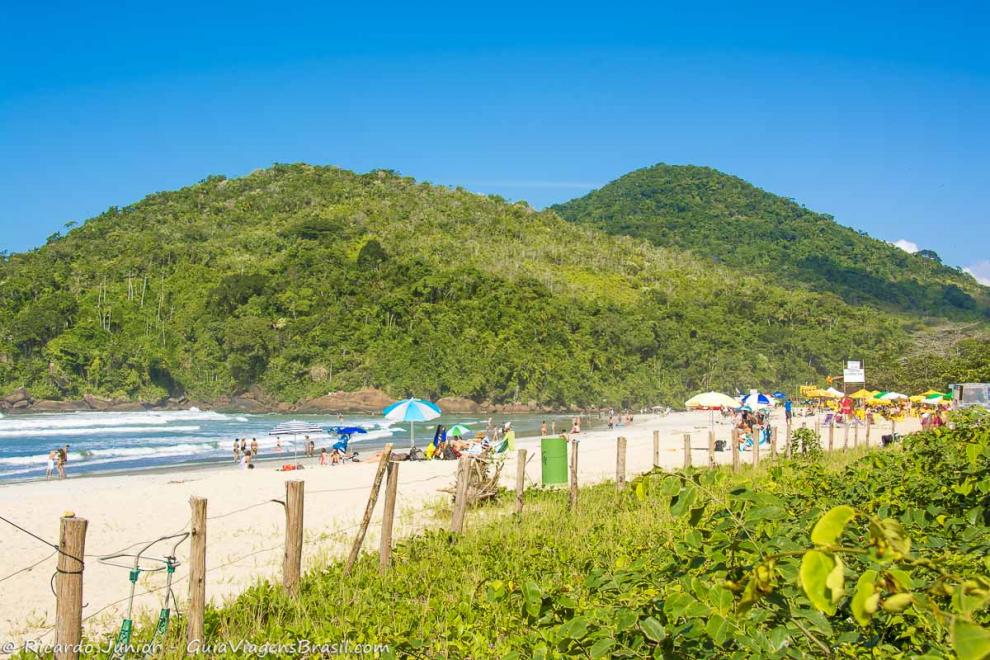 Imagem de turistas na Praia de Itamambuca em Ubatuba.